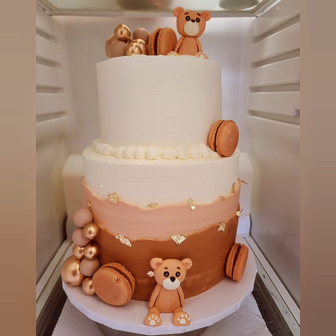 Cascading Brown Bear - Cake Design