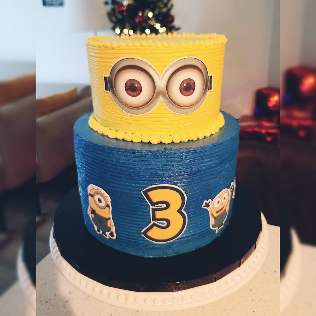 Minion Eyes - Cake Design