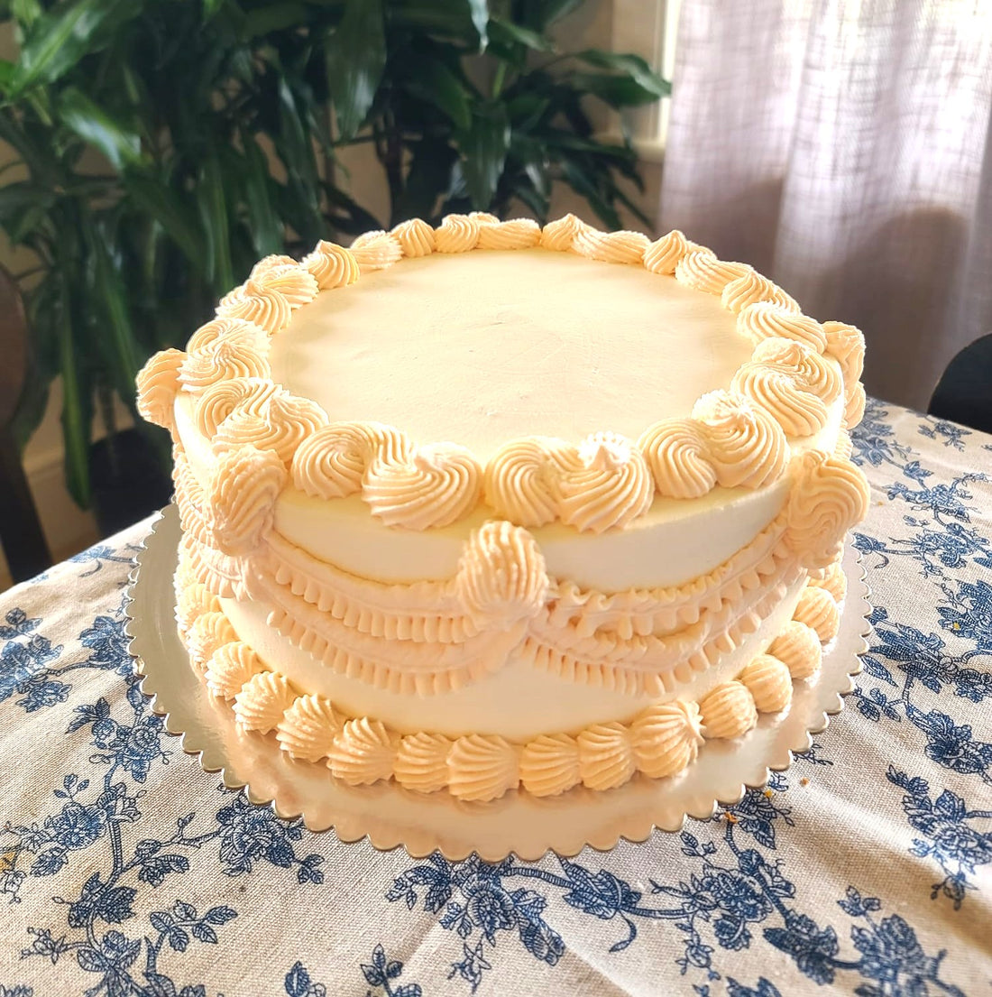 Lambeth Peach & White - Cake Design